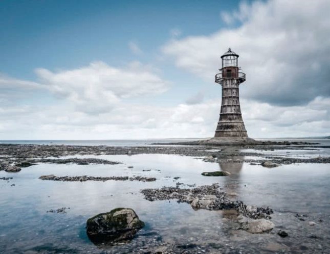 威尔士南部高尔半岛上的坏特福德角一座被遗弃的铸铁灯塔.jpg