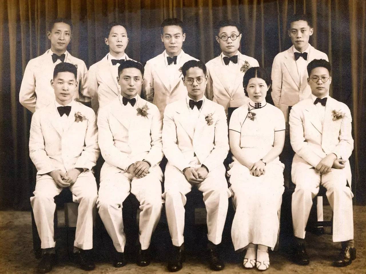 1935年毕业时苏德隆（前排左二）与同学们的合影.jpg