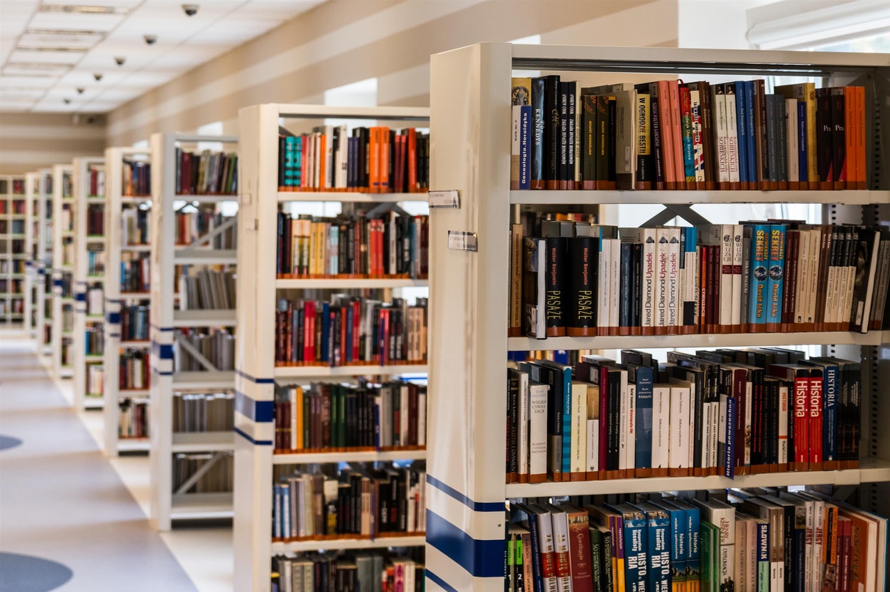 row-of-books-in-shelf-256541.jpg