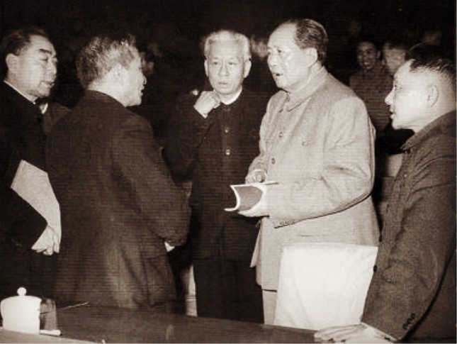 1974年7月，毛泽东亲自主持召开了一次中央政治局会议.jpg