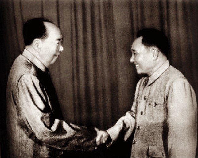 1974年11月，毛泽东和邓小平在长沙亲切握手.jpg