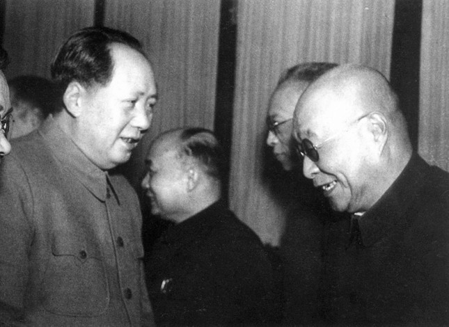 1956年2月，毛泽东和著名中医施今墨（右一）内.jpg