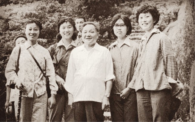 1979年7月，邓小平在黄山与恢复高考后的大学生合影.jpg