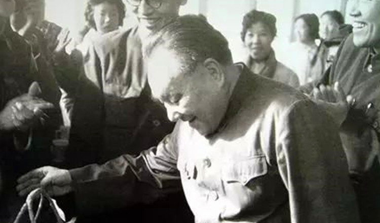 1983年2月，邓小平在杭州一个农贸市场视察类图.jpg