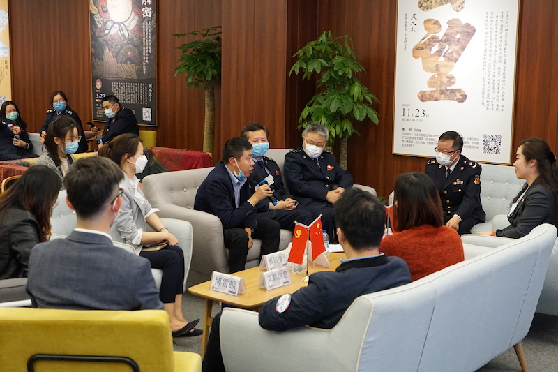 服务企业直通车-圆桌会上企业与职能部门一把手面对面沟通交流.JPG
