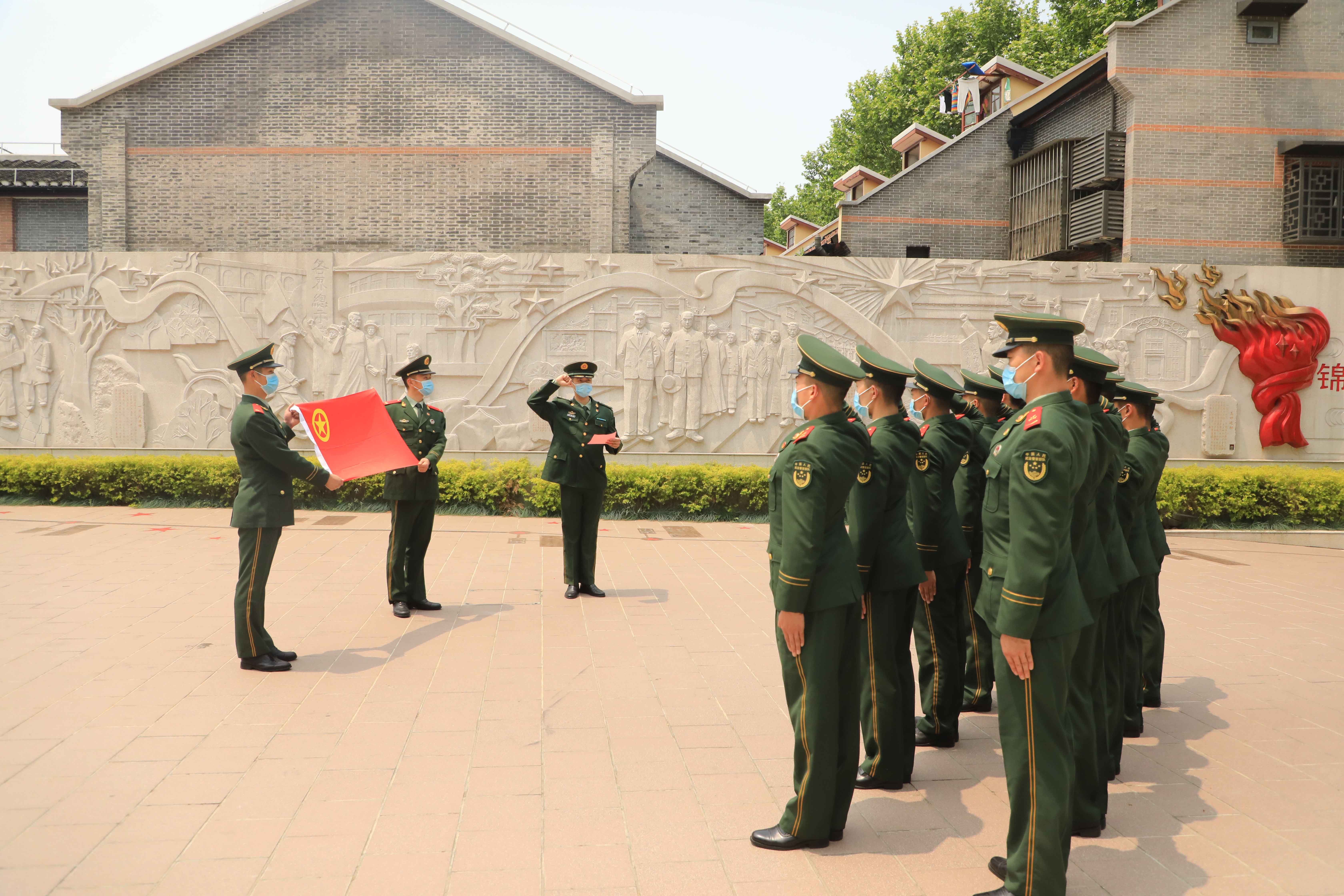 官兵重温入团誓词.jpg