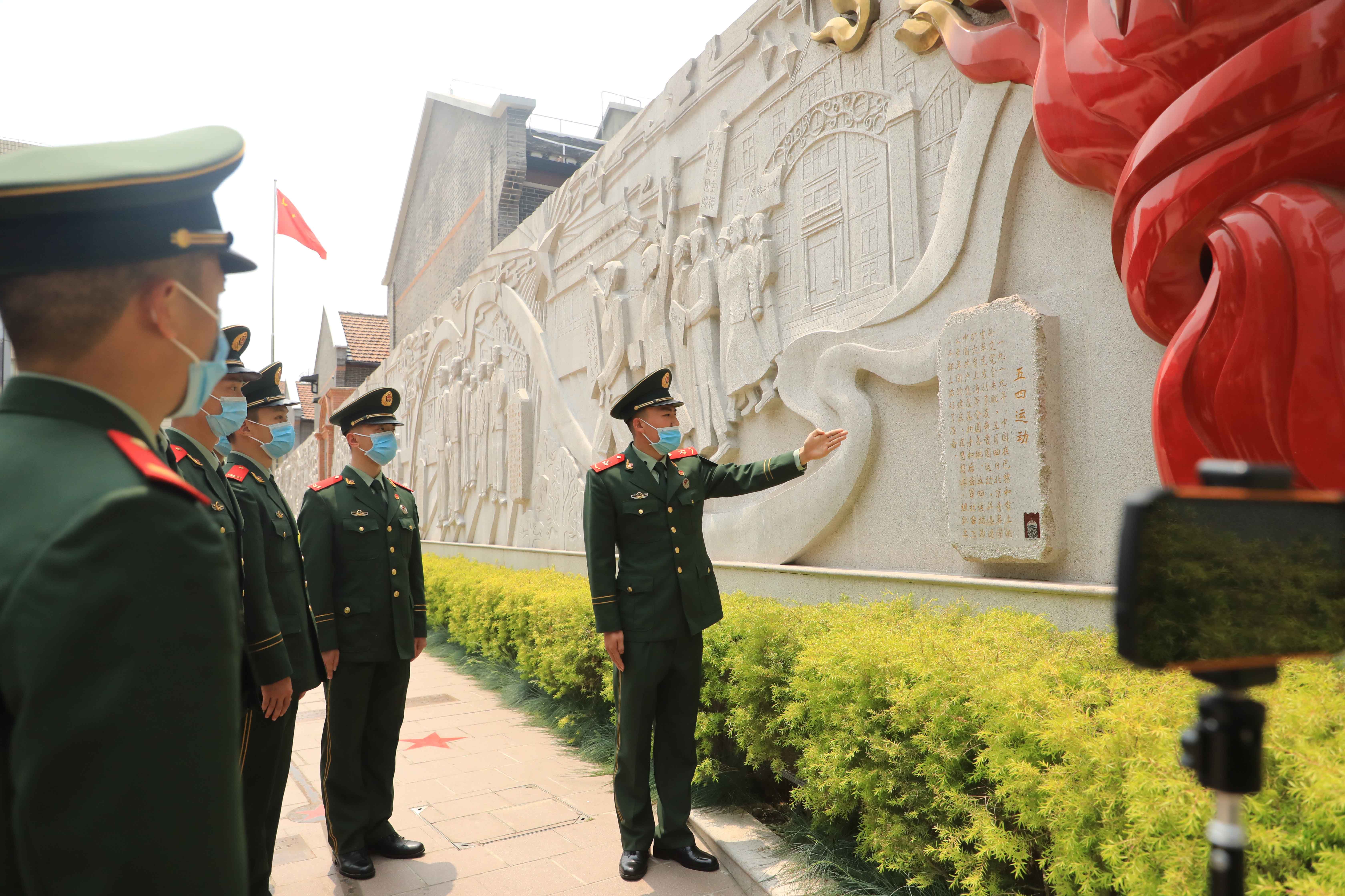 鲍瑞向官兵讲解介绍团史.jpg
