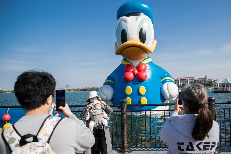 游客在上海迪士尼度假区迪士尼小镇游玩。  东方IC 图