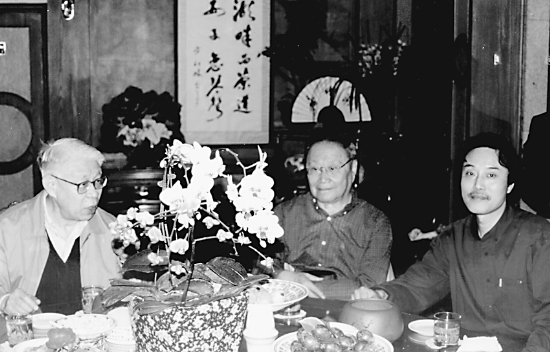 2002年，学者王元化、林毓生、王赞在杭州湖畔居（从左至右）.jpg