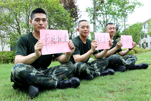 武警执勤六支队的战士们将感恩话语写在纸上，表达对母亲的感恩之情.JPG