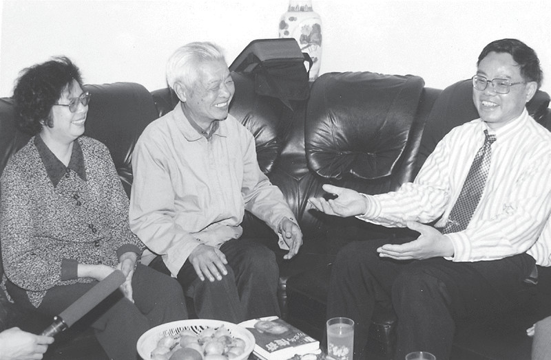 神交 36 年之后，1987 年春节期间，笔者（右一）偕夫人拜见杨奔老师_副本.jpg