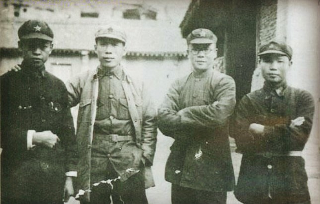 西安事变前，钱江（左起）、伍修权、李克农、井茂然在保安.jpg