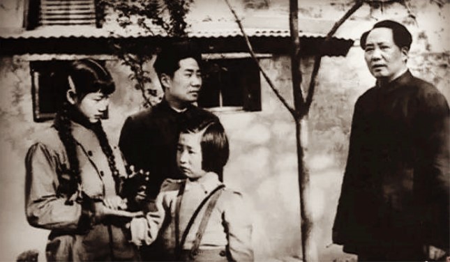 毛泽东和家人的生活照.jpg