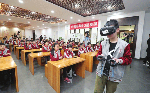 苏州工业园区星洲小学推出了一堂科学公开课，学生们使用各种5G设备尝试打造虚拟世界.gif
