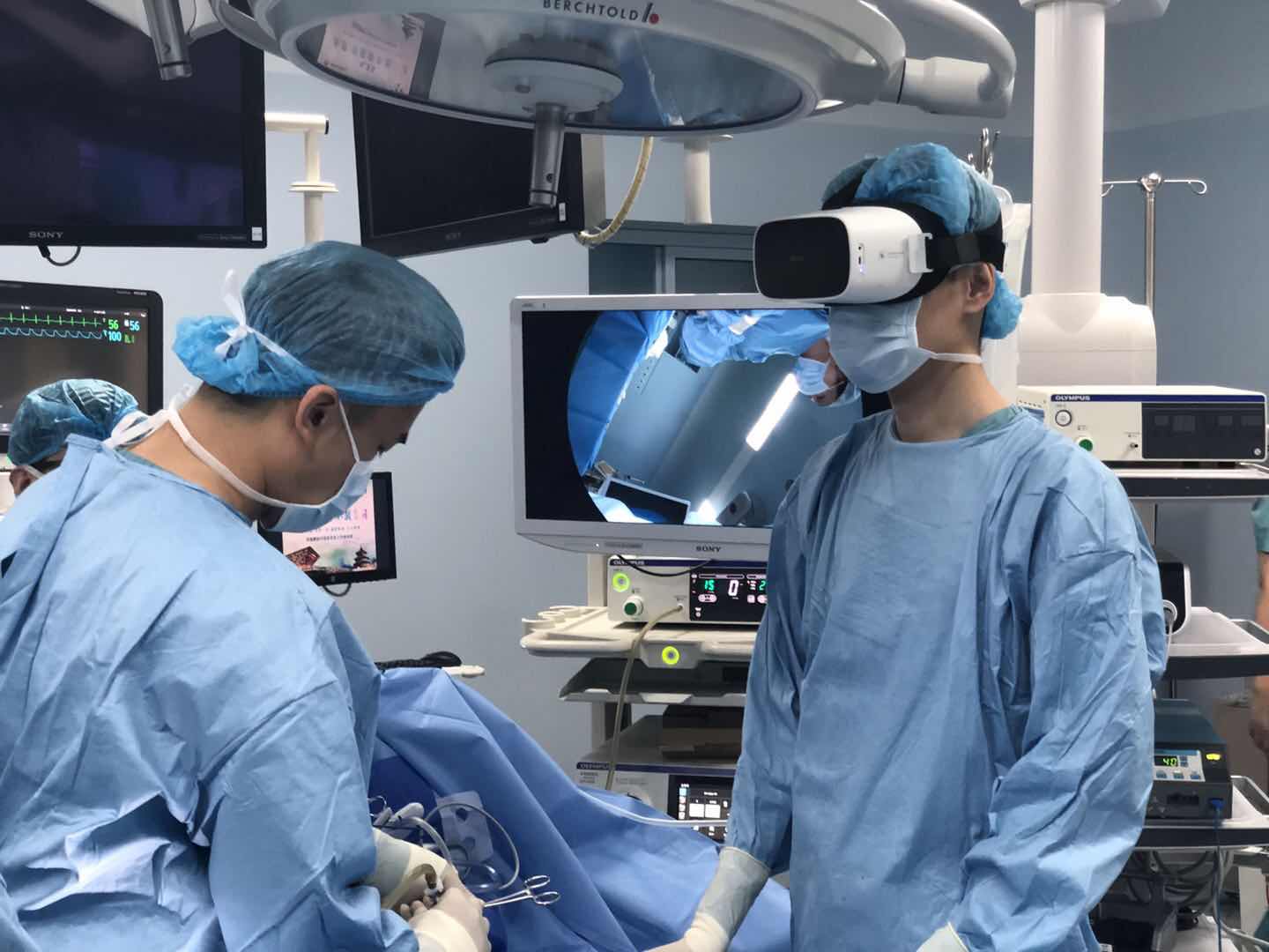 2019年7月8日，上海交通大学医学院附属瑞金医院实现5G+VR超高清腹腔镜手术直播.jpg