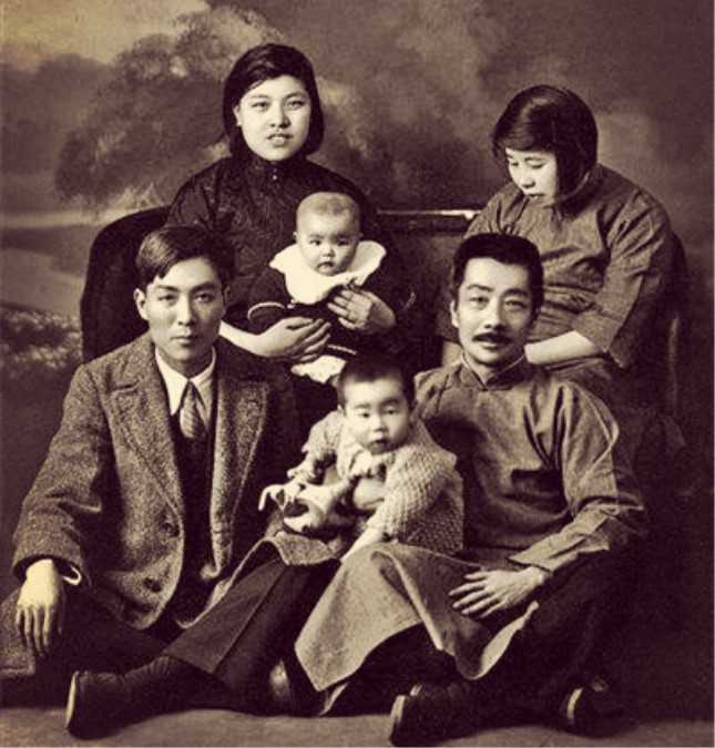 1931年，鲁迅全家与冯雪峰全家摄于上海.jpg