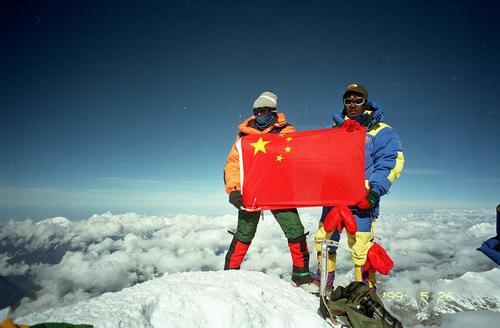 六十年前的今天,中国登山运动员从北坡登顶珠穆朗玛峰