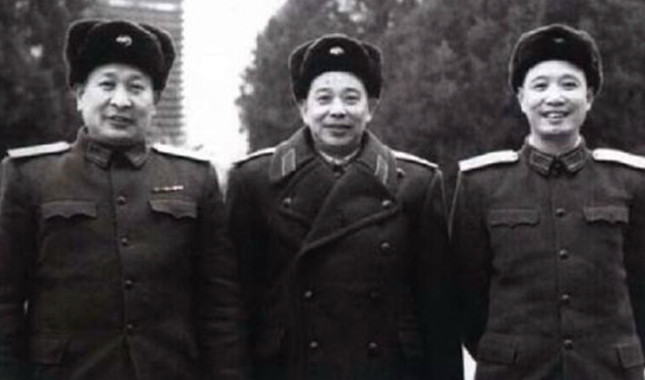 1958年，南京军事学院副院长张震中将与院长廖汉生中将，政委钟期光上将合影（右起）_副本.jpg