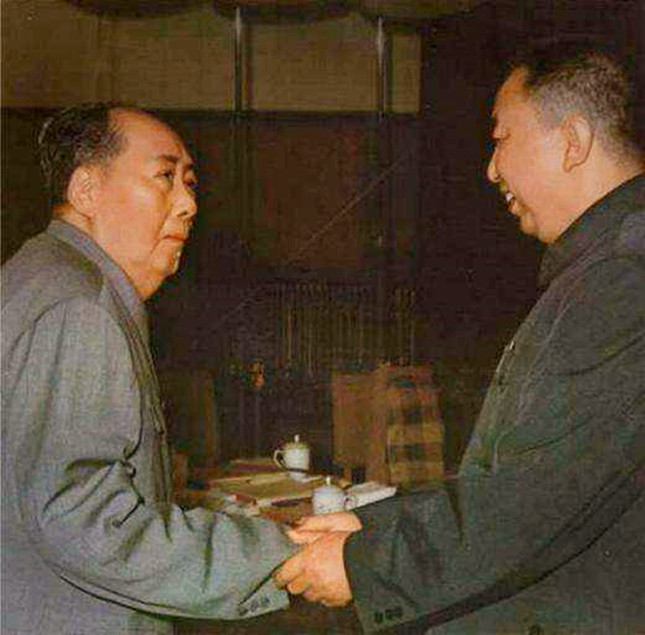 毛泽东与华国锋（右）.jpg