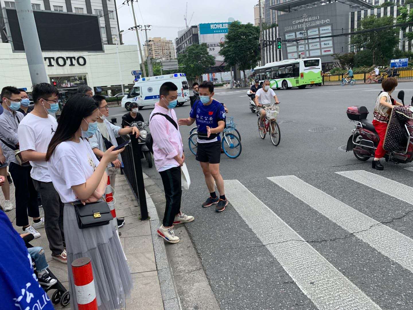 参赛队员劝阻乱穿马路的行人.jpg