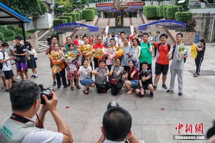 7月8日下午，广西南宁二中新民校区考点，高考英语科目考试结束后，老师与考生在考场外合影留念。
<a target='_blank' href='http://www.chinanews.com/'>中新社</a>记者 陈冠言 摄