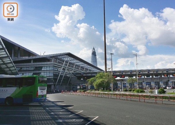 确诊男子主要负责在深圳湾管制站为旅客办理出入境手续。（图：香港东网）