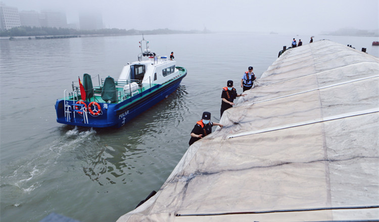 上海海关缉私警察会同上海市公安局边港分局在黄浦江上拦截走私船只20200711-吕晓宇摄1_副本.jpg