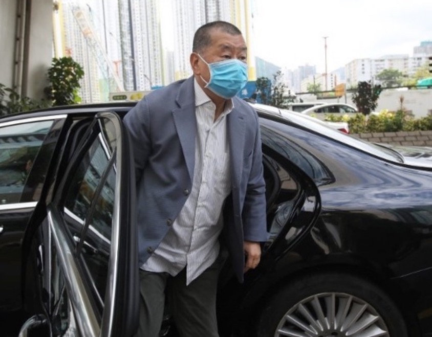 黎智英今早抵达法院。图源：香港东网