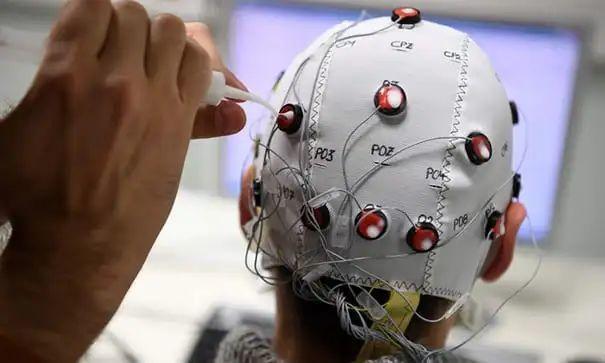 在法国国家科学研究中心，研究人员正在安装脑机接口头盔.jpeg
