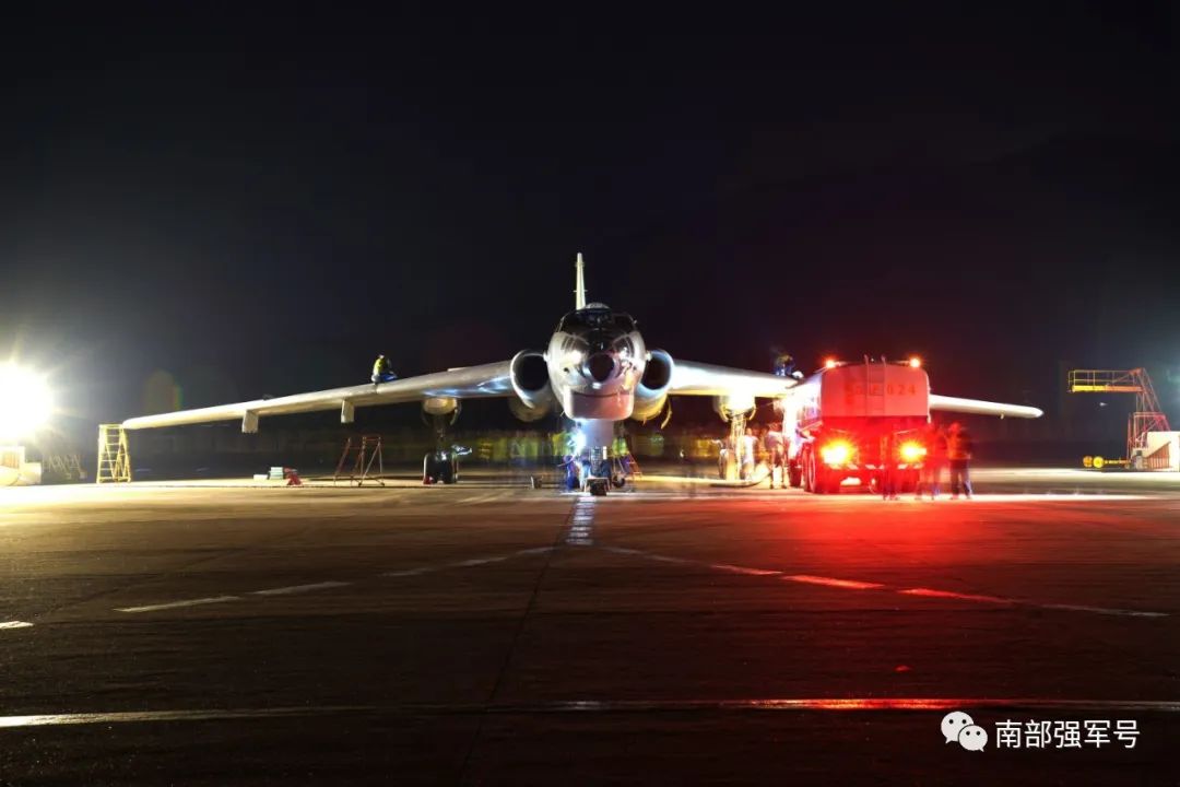战机夜间再次出动前检查