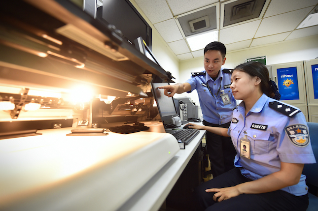 十五队执法民警在进行信息排查 董权辉摄影.jpg