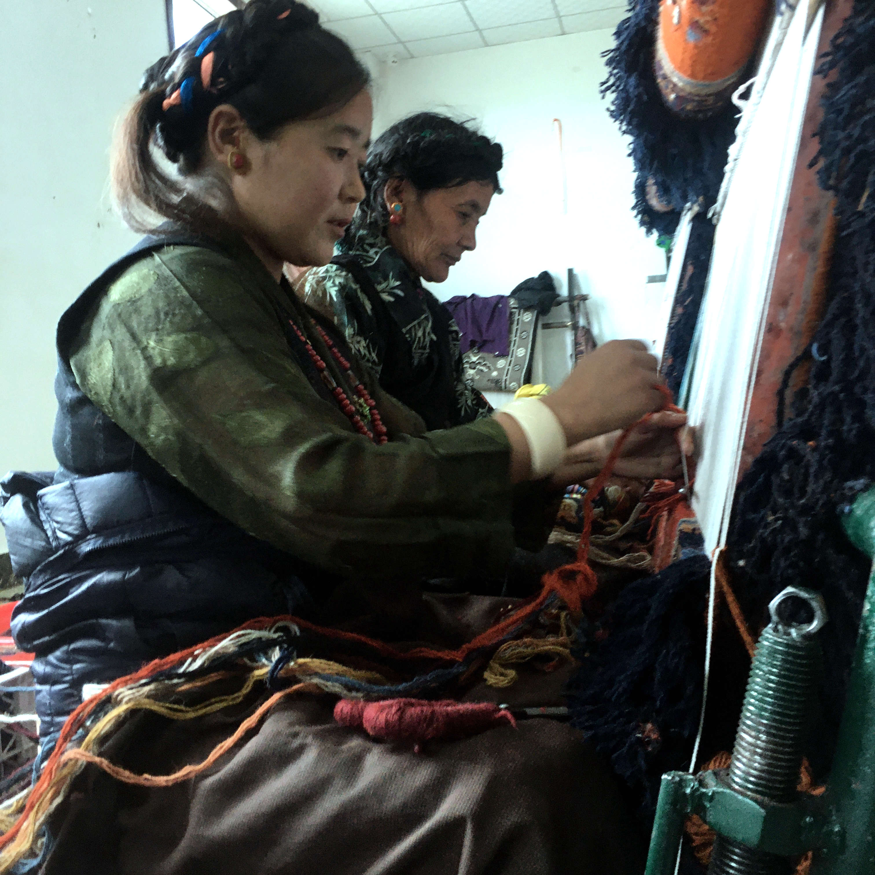 妇女们在合作社里编织卡垫和氆氇.jpg
