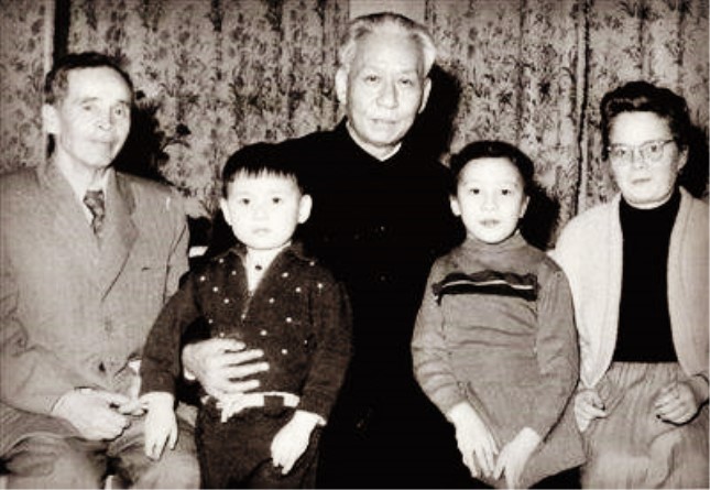 刘少奇与阿廖沙姐弟以及阿廖沙的妈妈和外公.jpg
