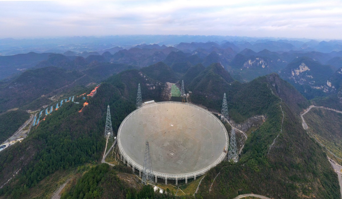 被誉为“中国天眼”的500米口径球面射电望远镜。新华社记者 欧东衢 摄