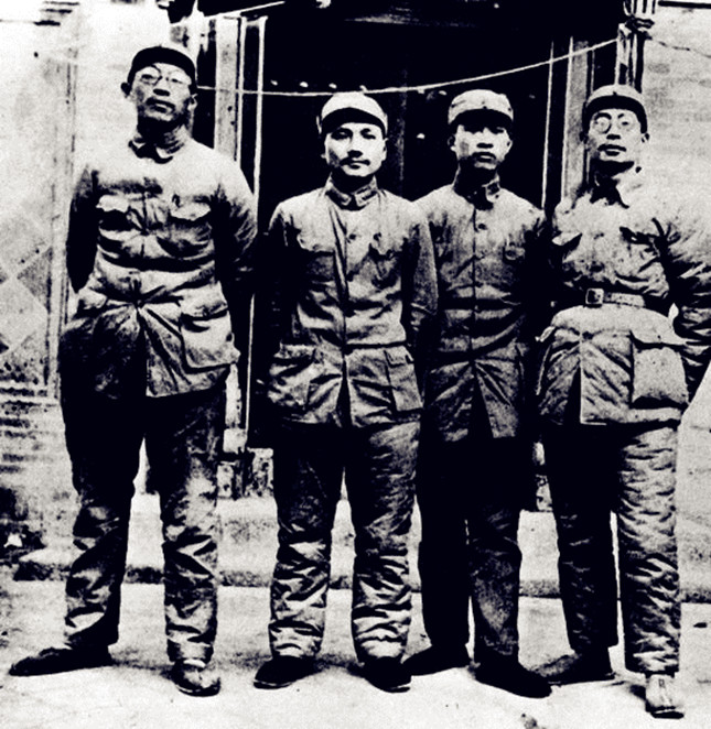 抗战期间，黄克诚（左一）和邓小平（左二）等在一起.jpg