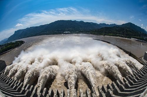 8月19日,开启深孔泄洪的长江三峡水利枢纽工程.