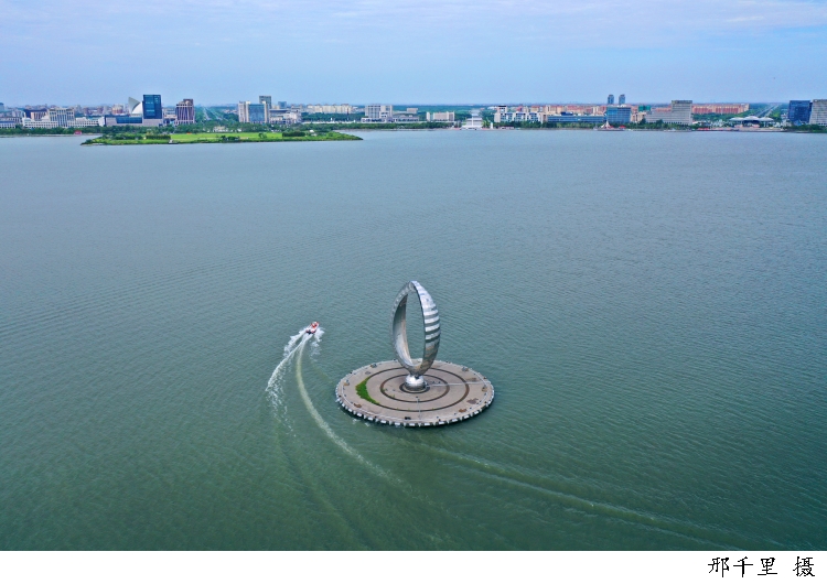 鸟瞰滴水湖“水滴”城市雕塑。.jpg