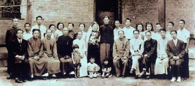 1940年秋钱钟书（前排右四）参加好友汪梧封的婚礼留影645.jpg