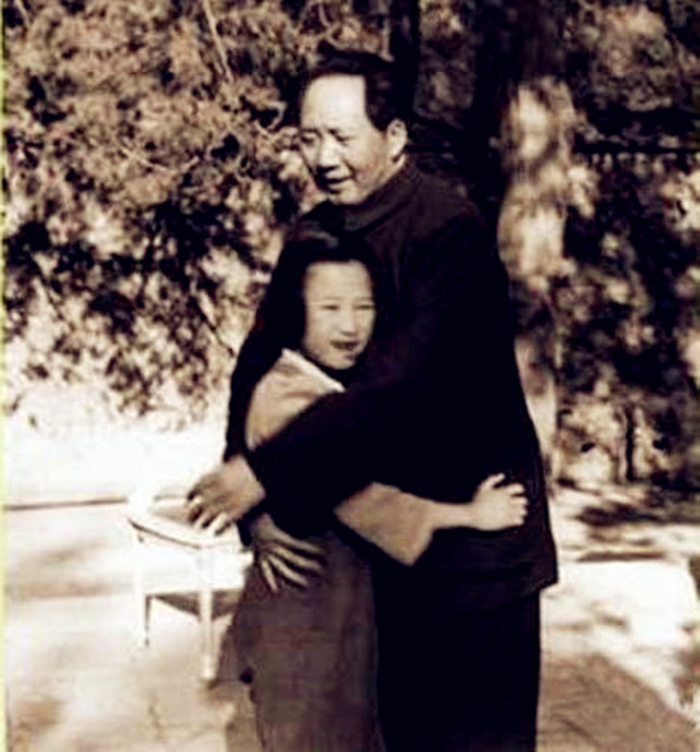 1949年毛泽东和女儿李讷在香山.jpg