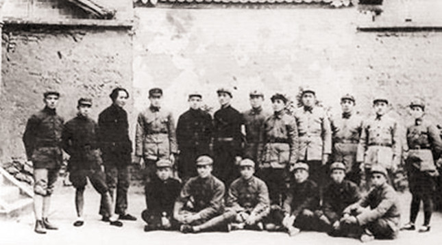1927年，毛泽东同秋收起义的部分同志合影.jpg
