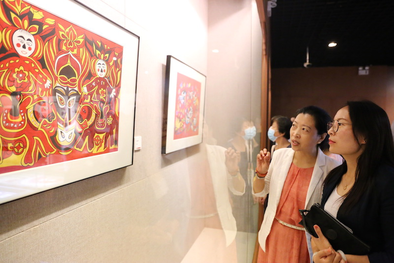 嘉宾观展1.jpg