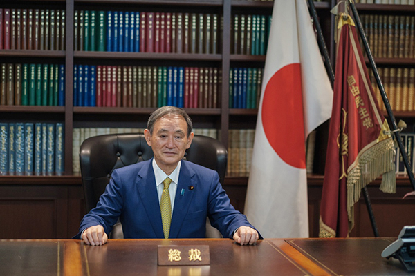 9月14日，在日本东京的自民党总部，菅义伟在出席记者会前接受拍照。新华社 图