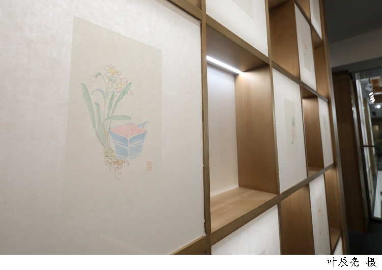 二楼“朵云雅集”一角，用朵云轩“看家功夫”木刻水印为元素，整面隔墙精巧装饰，呈现了曼妙的艺术意蕴2.jpg
