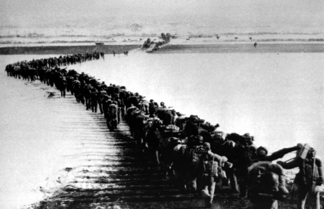 1950年10月19日，中国人民志愿军分三路跨过鸭绿江，与朝鲜人民军共同抗击美军侵略者.jpg