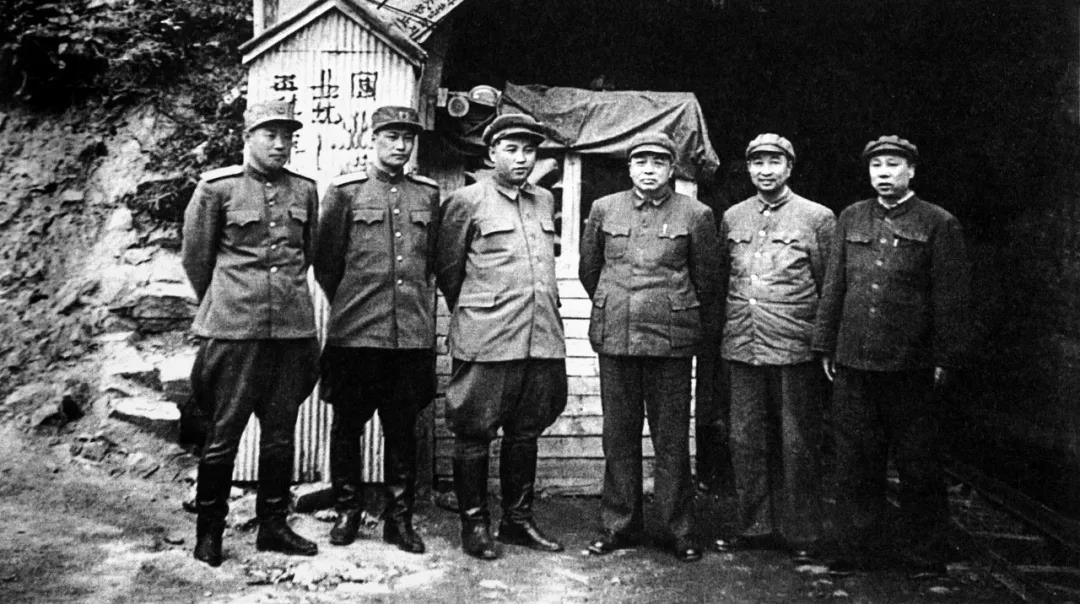 1951年秋，中朝将领在志愿军司令部门外合影。左起：柳京珠、朴一禹、金日成、彭德怀、陈赓、甘泗淇.jpg