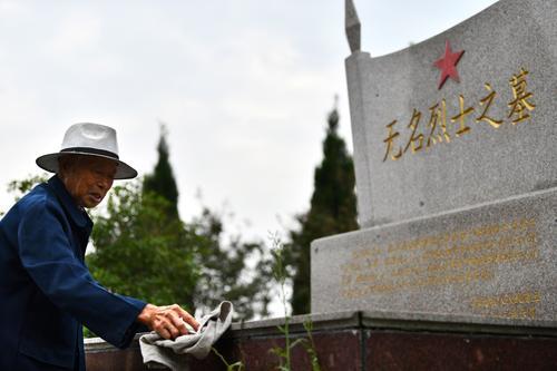 胡兆伦在烈士陵园擦拭无名烈士墓碑（9月15日摄）。.jpg