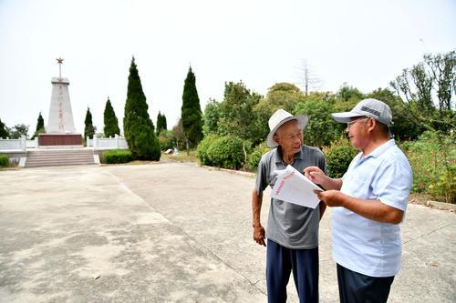 胡兆伦（左）和年介涛一起查看烈士相关材料线索（9月16日摄）。.jpg