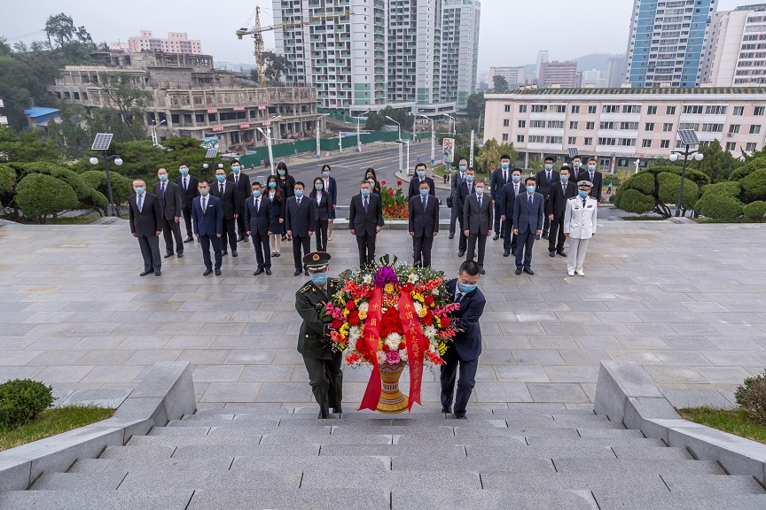 中国驻朝鲜大使馆30日代表祖国人民向平壤中朝友谊塔敬献花篮。中国驻朝鲜大使馆官网 图