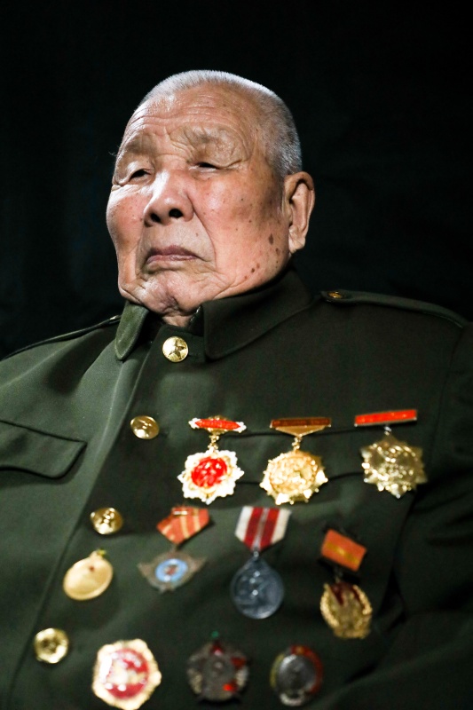 在吉林省通化市拍摄的志愿军老战士徐振明（10月21日摄）。 新华社 发（颜麟蕴 摄） 