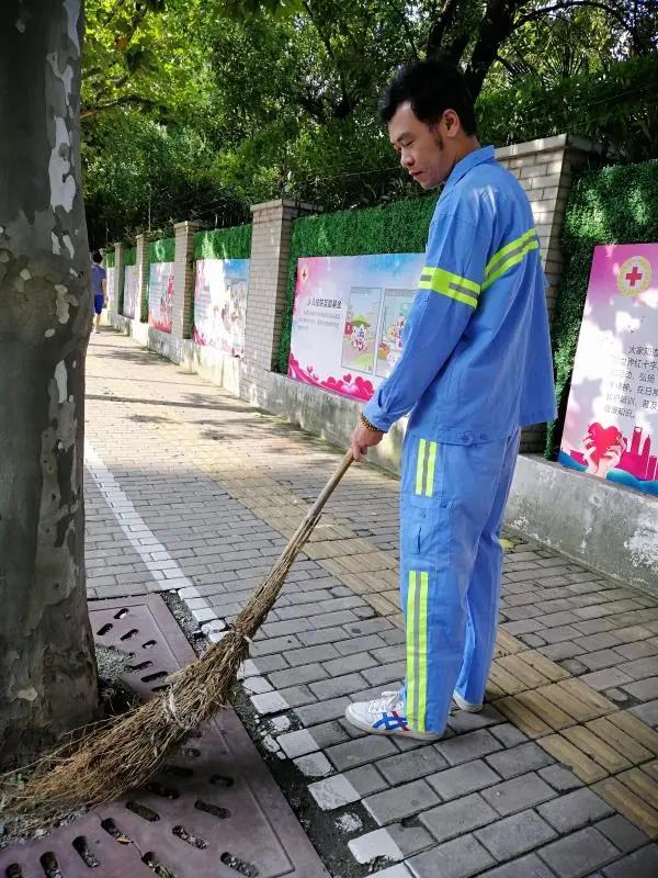 一把扫帚书写"马路情缘",上海多位"城市美容师"获表彰